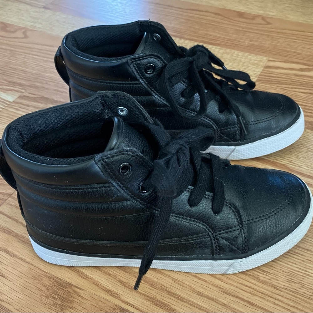 Children’s place kids black boots. Size 1 boys